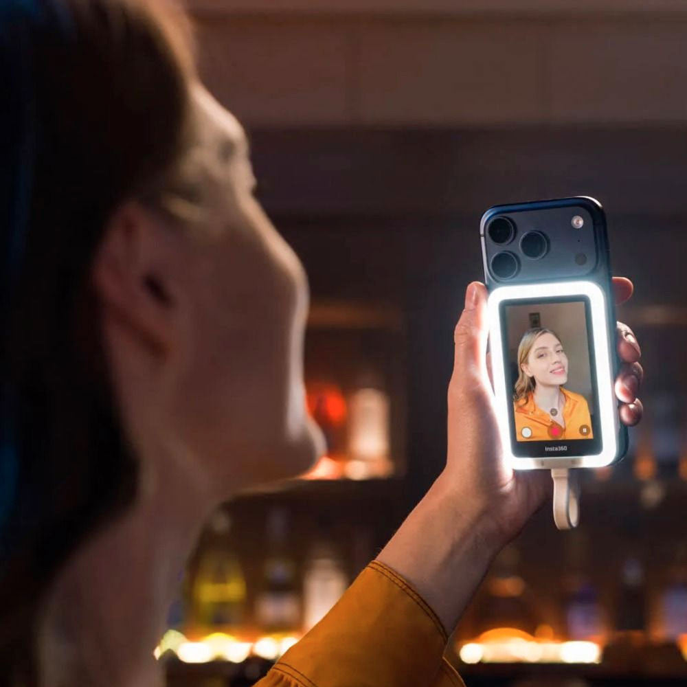 INSTA360 SNAP SELFIE SCREEN WITH LIGHT